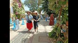 سائحتان داخل الحديقة النباتية