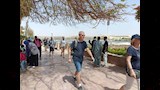 مجموعة اجانب فى الحديقة النباتية