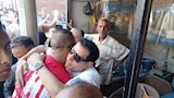 المطربون يساندون حمو بيكا في جنازة والده (2)