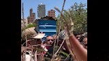 حمو بيكا ينهار أمام قبر والده في الإسكندرية (1)