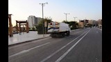 سيارة الكنس الكهربائي تعمل فى شوارع أسوان