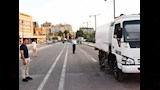 محافظ أسوان يتابع عمل المكنسة الكهربائسة فى تنظيف الشوارع