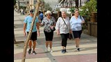 مجموعة سائحين يتنزهون بكورنيش أسوان