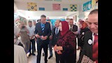 المحافظ يتجول داخل المعرض