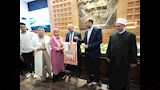 محافظ أسيوط يسلم تأشيرات السفر وملابس الإحرام لعدد من حجاج الجمعيات الأهلية استعدادًا لموسم الحج (14)