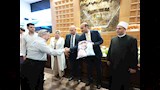 محافظ أسيوط يسلم تأشيرات السفر وملابس الإحرام لعدد من حجاج الجمعيات الأهلية استعدادًا لموسم الحج (17)