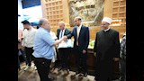 محافظ أسيوط يسلم تأشيرات السفر وملابس الإحرام لعدد من حجاج الجمعيات الأهلية استعدادًا لموسم الحج (16)