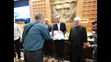 محافظ أسيوط يسلم تأشيرات السفر وملابس الإحرام لعدد من حجاج الجمعيات الأهلية استعدادًا لموسم الحج (20)