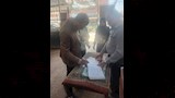 فحص دفتر الحضور والانصراف بالمستشفى