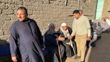 الأسرة تتلقى العزاء