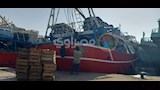 سحب طاولات السمك من المراكب لصيانتها 