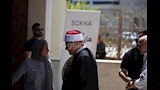الشيخ خالد الجندي من جنازة أمير الغناء هاني شاكر  (2)