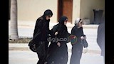 مسنودة على صديقاتها ميرفت أمين من جنازة الراحل هاني شاكر