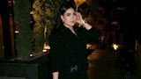 فستان أسود قصير.. بوسي تخطف الأنظار بإطلالة جريئة (صور)