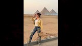 بشرى تخطف الأنظار أمام سف الأهرامات