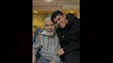 الفنان عبد الرحمن أبو زهرة مع حفيده عمر (1)