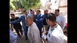 محافظ أسيوط يصطحب مواطنًا بسيارته لموقع شكواه بقرية بني قرة بالقوصية