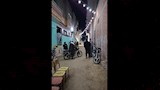 تجمع الاهالى امام منزل اسلام قبل وصول جثمانه 