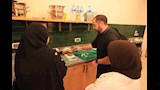 إعداد الوجبات بمطبخ إسنا