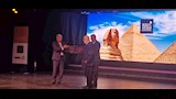وزير الآثار يهدي رئيس "العالمي للسياحة" مستنسخًا من مركب خوفو على متن "كريستال كروز" 