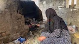 الحاجة عطيات خلال تعامها مع الفرن