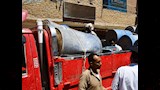 سيارة نقل محملة براميل لتهريب الوقود