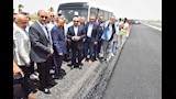 وزير النقل ومحافظ أسيوط يشهدان التشغيل التجريبي للمرحلتين الثانية والثالثة من محور ديروط (12)