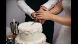  أغرب عادات الزفاف القديمة.. كعكة تحت الوسادة (صور)