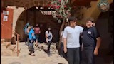 السائحون داخل الدير