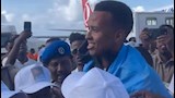 حظي الحكم الصومالي عمر أرتان باستقبال جماهيري لافت لدى عودته إلى بلاده، بعدما حُرم من المشاركة في إدارة مباريات كأس العالم 2026 إثر رفض السلطات الأمريكية دخوله للبلاد.  رفض دخول الحكم الصومالي   وكان 