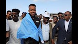 استقبال شعبي للحكم الصومالي عمر أرتان بعد رفض دخوله أمريكا (صور)
