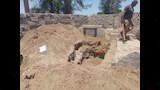 هنا سيدفن.. تجهيز قبر الفنان عبد العزيز مخيون لاستقبال الجثمان