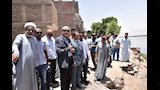 محافظ الأقصر يتفقد موقع انهيار طريق مدخل إسنا ويطمئن المواطنين (10)