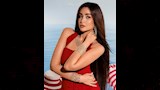 اعتمدت هنا تسريحة الشعر المنسدلة