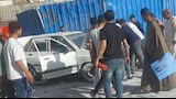 شباب بالمنيا ينقذون سيارة من التفحم أمام محطة القطارات