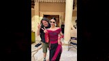 تارا عماد مع فريق العمل (1)
