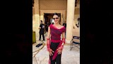 تارا عماد مع فريق العمل (2)
