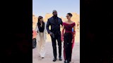 تارا عماد مع فريق العمل (3)