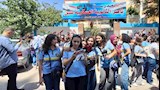 بالورود والسيلفي.. احتفالات أولياء الأمور والطلاب بختام امتحانات الإعدادية بأسيوط- فيديو وصور