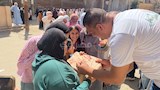 أحد أولياء الامور يوقع على تشيرت طالبة