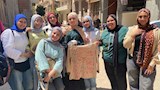طالبان يوفعن لبعضهن على تشيرت المدرسة
