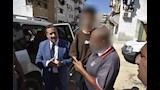 الاب يحمل ابنه خلال لقاءه محافظ بورسعيد