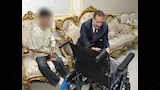 محافظ بورسعيد يهدي الكرسي للشاب