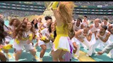 شاكيرا تؤدي الأغنية الرئيسية ''داي داي''.