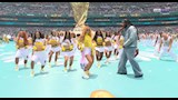 شاكيرا تؤدي الأغنية الرئيسية ''داي داي''.