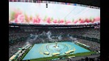 مؤدون على أرض الملعب خلال حفل الافتتاح قبل انطلاق مباراة المجموعة الأولى