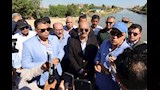 وزير الري ومحافظ السويس خلال تفقد الترعة