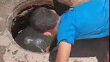 طفل يحضر مياه من البلاعة المبروكة