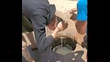 صوره قديمه لمواطن يتبرك بمياه البالوعة