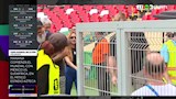مراسل يترك البث المباشر لالتقاط سيلفي مع شاكيرا (3)